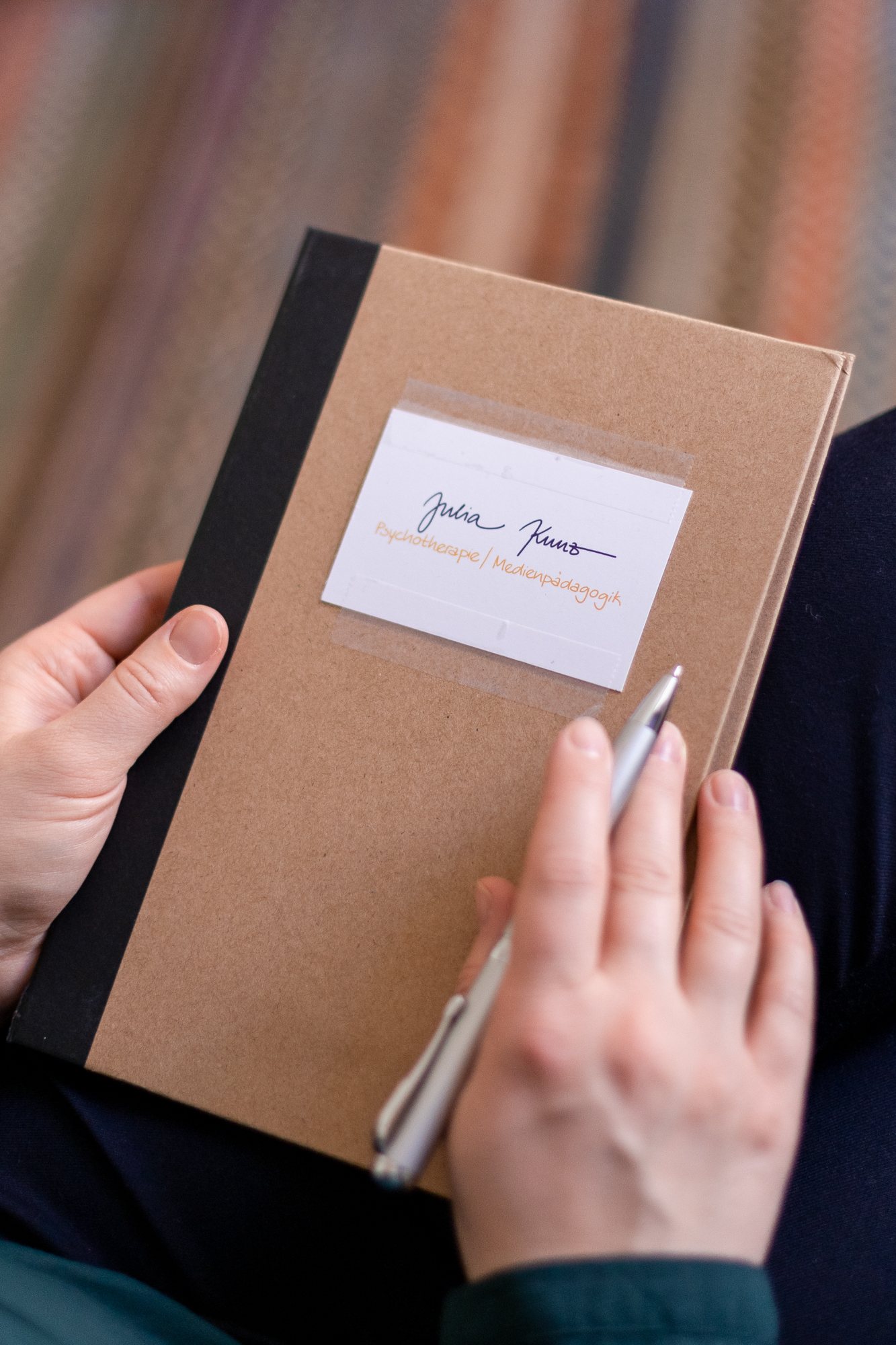 Notizbuch mit Visitenkarte von Julia Kunz